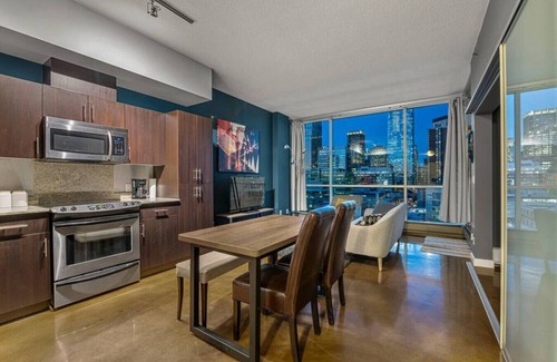 Beltline Apartment | All My Favorite Colors | DT YYC | BMO | Great Eats