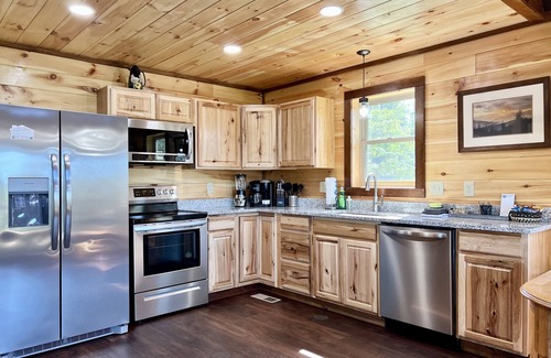 Gatlinburg Cabin | All new cabin near Gatlinburg and Park! Views, Hot Tub, Wifi, Sauna, Video Games