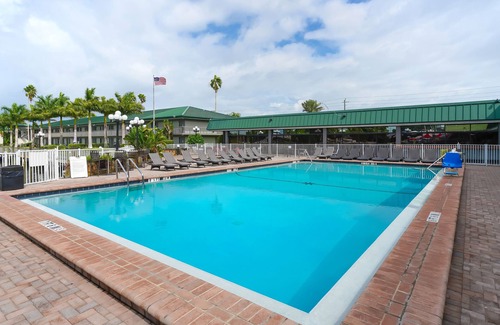 Trailer Estates Apartment | All-New, Comfortable, Huge Pool, Grill & Tiki Bar