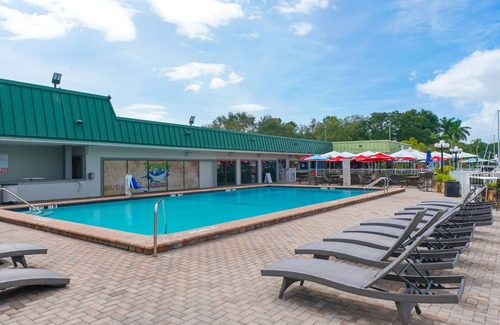 Trailer Estates Apartment | All-New, Comfortable, Huge Pool, Grill & Tiki Bar