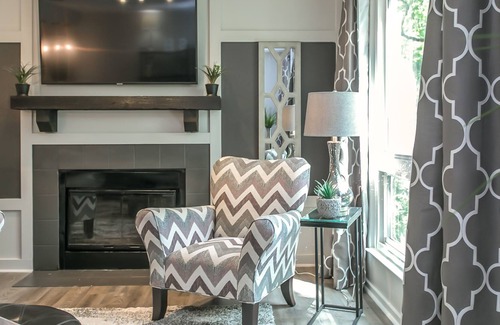 North Capitol Condo | All Newly remodeled/ON THE RIVER/Walk 2Broadway! Free covered parking/KING Beds/