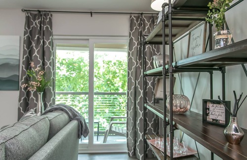 North Capitol Condo | All Newly remodeled/ON THE RIVER/Walk 2Broadway! Free covered parking/KING Beds/