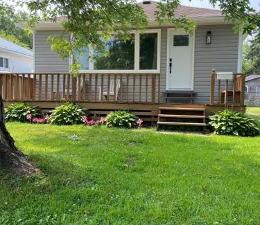 Wainfleet House | All Season Cottage close to Long Beach