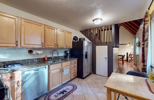 Black Bart Cabin | All-season, dog-friendly cabin with fireplace & deck - near Heavenly & beach