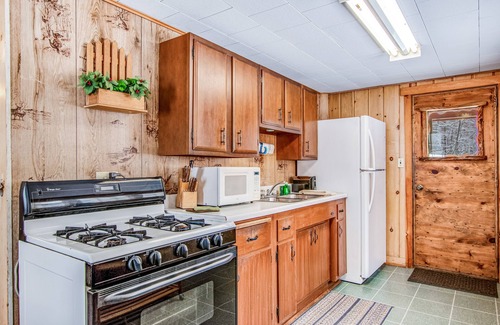 Conover Cabin | All-season lakefront cabin at Scott’s Twin Lake Resort with sunroom, beach, dock