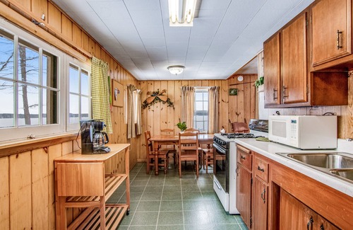 Conover Cabin | All-season lakefront cabin at Scott’s Twin Lake Resort with sunroom, beach, dock