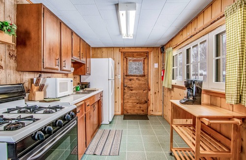 Conover Cabin | All-season lakefront cabin at Scott’s Twin Lake Resort with sunroom, beach, dock