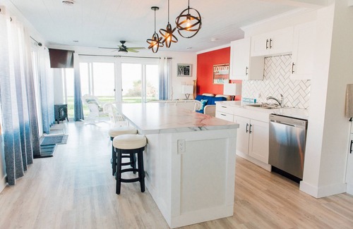 Fort Erie Cottage | All Season Large lux on Water Amazing Skyline - hot tub, pool and beach