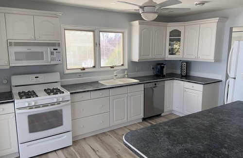 Fort Erie Cottage | All Season Large lux on Water Amazing Skyline - hot tub, pool and beach