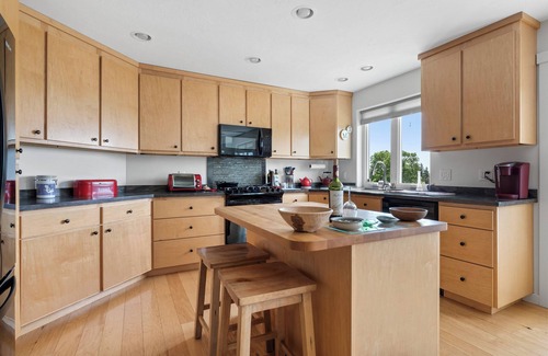 North Haven Cottage | All season private cottage with game room and large fenced yard on North Haven