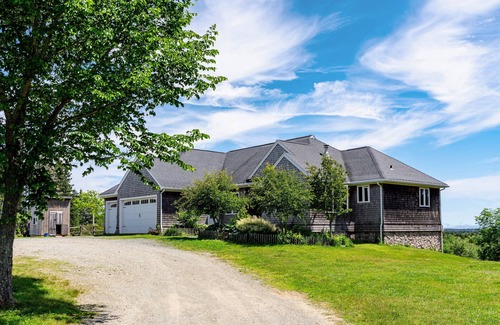 North Haven Cottage | All season private cottage with game room and large fenced yard on North Haven