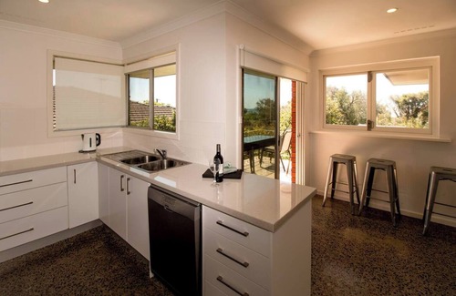 Dunsborough House | All Seasons Coastal Charm Steps to Beach and Town