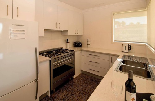 Dunsborough House | All Seasons Coastal Charm Steps to Beach and Town