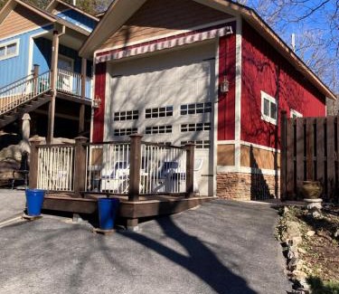 Eureka Springs Historic District Bed & Breakfast | All Seasons Treehouse Village