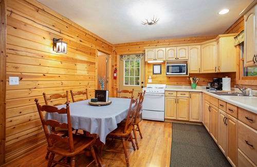 Irons Cabin | All-Seasons Woodland Escape: Fire Pit, Deck, Grill