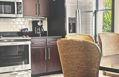 Lower Nob Hill Apartment | All-star weekend 3-bedroom Presidential Suite with AC, WiFi, and Fitness Room
