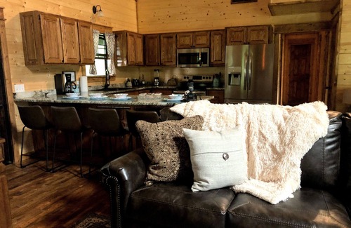 Broken Bow Cabin | ALL THE THINGS! Luxury, prime location, treehouse, hot tub vibes, firewood