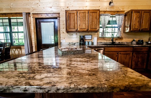 Broken Bow Cabin | ALL THE THINGS! Luxury, prime location, treehouse, hot tub vibes, firewood