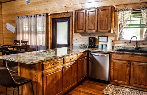 Broken Bow Cabin | ALL THE THINGS! Luxury, prime location, treehouse, hot tub vibes, firewood