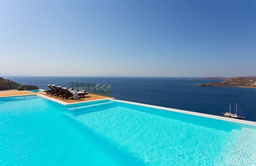 Paraga House | All White Washed LuxuryVilla,Perfect Location,Deluxe Extra Space,Impressive View