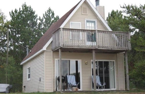 Mancelona Cottage | ALL YEAR ROUND FUN! LAKE FRONT! BLUE BEAR TRAIL UP THE DRIVEWAY! I