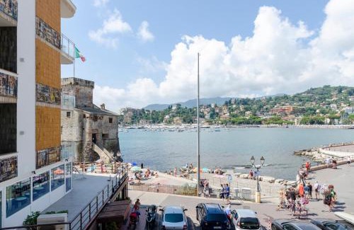 Rapallo Apartment | Alla Casa Rosa al Mare, Central Seafront Stay, Air Conditioning, Wi-Fi, the Ideal Choice for a Relaxing and Exciting Coastal Escape, with available on request at 20,00 euro per night Private Garage, Welcome kit Priority, Prosecco and Canestrelli
