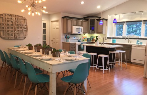 Fennville House | ALLEGAN ORCHARDS Sleeps25,Pool,HotTub,3Acres, Fireplce,FirePit,PoolTable,PingPng