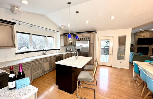 Fennville House | ALLEGAN ORCHARDS Sleeps25,Pool,HotTub,3Acres, Fireplce,FirePit,PoolTable,PingPng