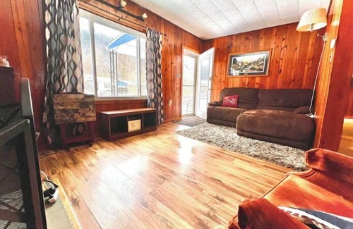 Kennerdell House | Allegheny Cottage - Entire Place - Pet Friendly