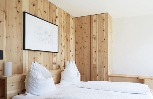Engadin Scoul House | Allegra - Modern with mountain views by the stream + SONOS / Netflix / Spotify + opt. sauna