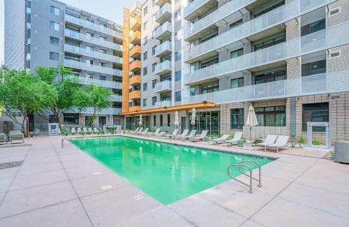 Evans Churchill Apartment | Alluring 2BD - DT - Gym, Pool, Parking - Sleeps 8