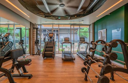 Evans Churchill Apartment | Alluring 2BD - DT - Gym, Pool, Parking - Sleeps 8