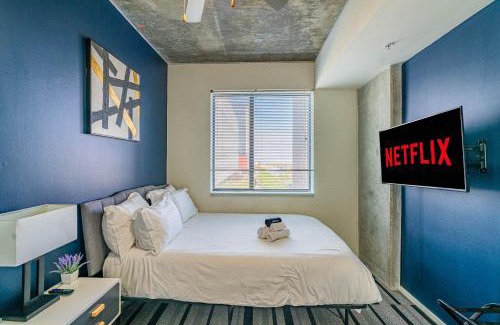 Evans Churchill Apartment | Alluring 2BD - DT - Gym, Pool, Parking - Sleeps 8