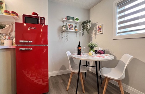 LaSalle House | Alluring Private Bachelor Unit