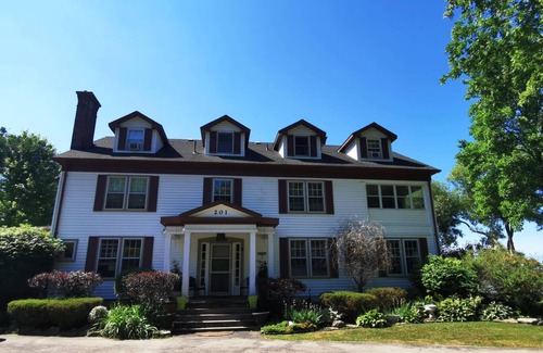 Port Stanley Villa | "Alma Villa - Historic Lakefront Mansion w/Hot Tub"