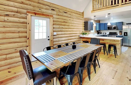 McHenry House | Almost Eden | Hot Tub, 5 Mins to Skiing + Golf