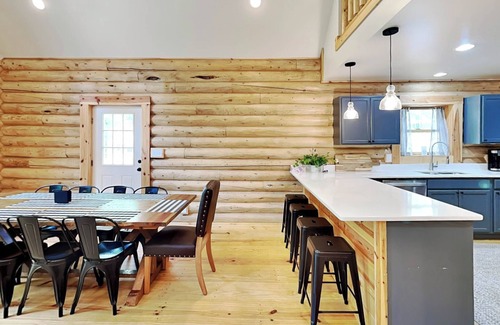 McHenry House | Almost Eden | Hot Tub, 5 Mins to Skiing + Golf
