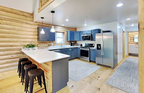 McHenry House | Almost Eden | Hot Tub, 5 Mins to Skiing + Golf