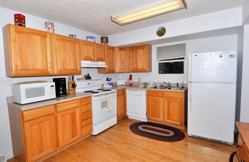 Berkeley Springs House | Almost Heaven - Grill, 3 kings, wifi, deck, pool access, hiking, wood stove