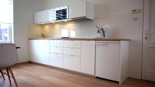 Brussels Apartment | Almost White, Near Train, Metro n7688