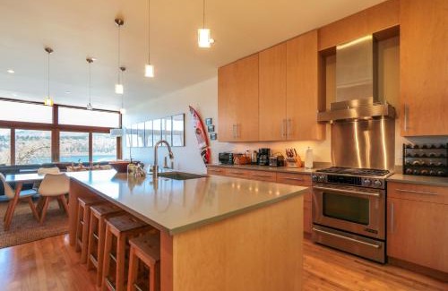 Hood River House | ALOFT Airy Design with River View