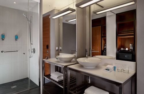 Custom House Hotel | Aloft London Excel