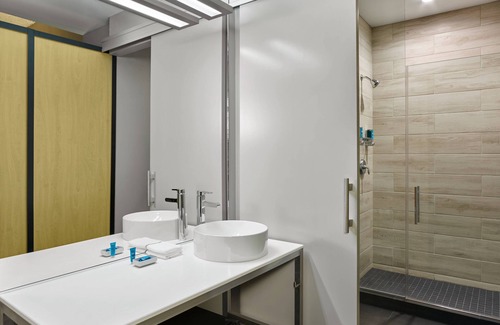 Ludlam Hotel | Aloft Miami Airport