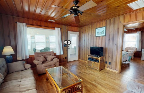 Long Beach House | Aloha: 3 Bed / 2 Bath Oceanfront Beach Cottage with Knotty Pine Interior