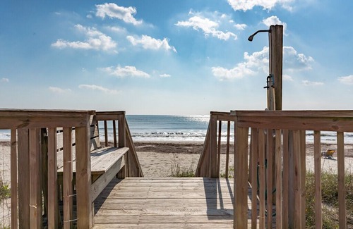 Long Beach House | Aloha: 3 Bed / 2 Bath Oceanfront Beach Cottage with Knotty Pine Interior
