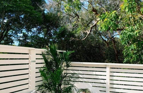 Bilgola Beach House | “Aloha Avalon” - 3 bedroom apt just a short stroll to two beaches & village