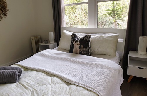 Bilgola Beach House | “Aloha Avalon” - 3 bedroom apt just a short stroll to two beaches & village