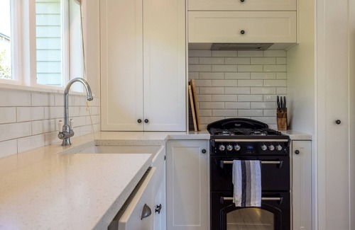 Surfdale House | Aloha Cottage - Waiheke Island