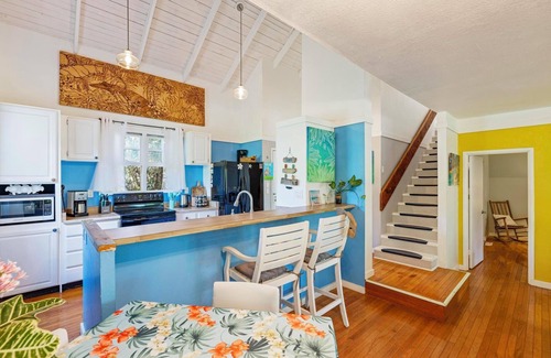 Maunaloa House | Aloha Getaway: Luxe Beachfront 3bdm/2bth house - best Molokai white sand beaches