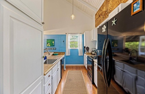 Maunaloa House | Aloha Getaway: Luxe Beachfront 3bdm/2bth house - best Molokai white sand beaches